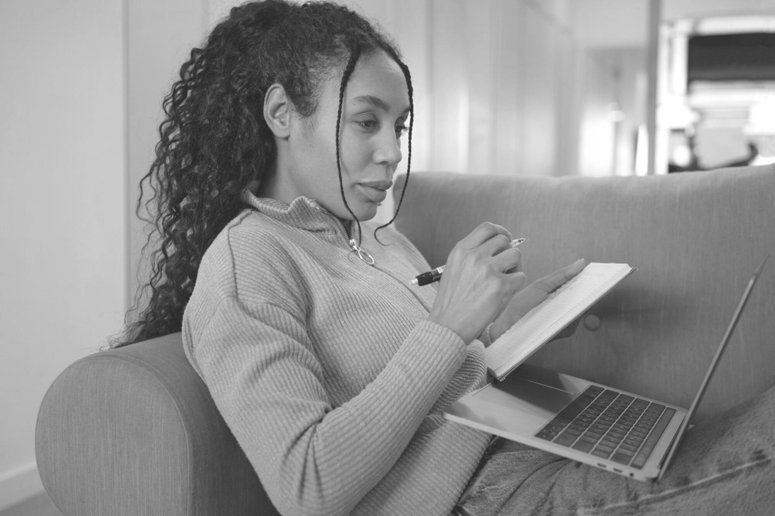 Análise de documentos financeiros reais durante sessão de formação