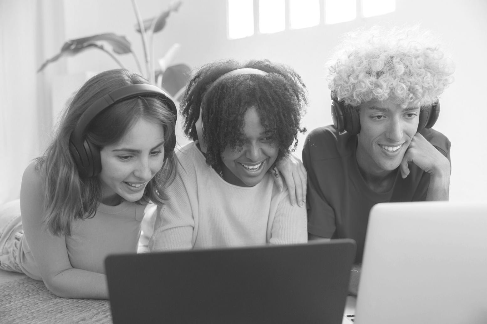 Equipa a trabalhar em soluções financeiras